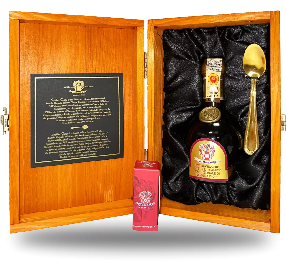 Un'elegante scatola di legno custodisce un raffinato aceto balsamico tradizionale di Modena DOP Extra Vecchio, accompagnato da un cucchiaio dorato.