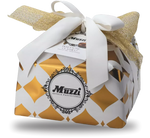 Un panettone artigianale, avvolto a mano in carta e legato con un nastro dorato, emana un delizioso aroma d'arancia e uvetta, rendendolo la scelta perfetta per le festività.