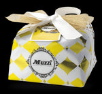 Un panettone al limoncello, avvolto a mano, è una dolcezza artigianale soffice con un tocco di crema agrumata e scorze, presentato in un packaging elegante.