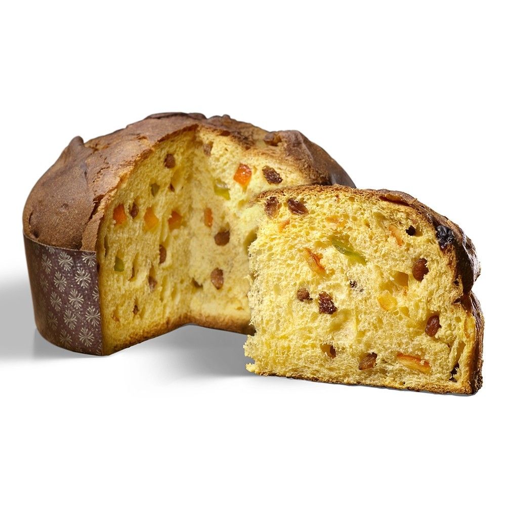 Un panettone tagliato rivela il suo interno soffice, ricco di uvetta e canditi, presentato in una carta decorativa.
