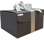 Un'elegante scatola natalizia impreziosita da un fiocco argentato, l'ideale per racchiudere sorprendenti delizie artigianali festive.