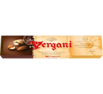 L'eleganza festiva italiana si riflette nell'incarto dorato e rosso della Scatola Mattia, ricca di specialità natalizie come torrone e mandorle.