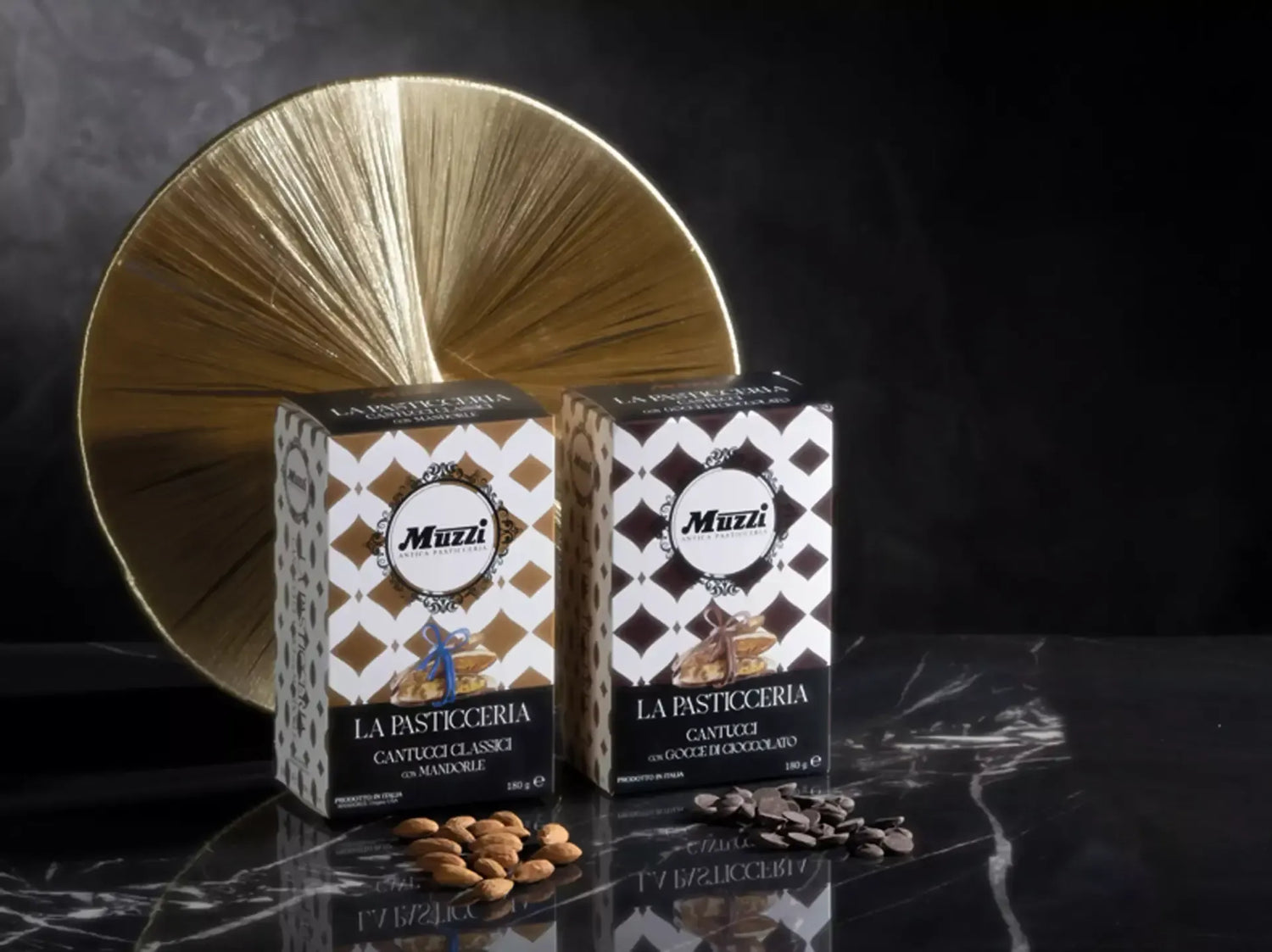 Un astuccio elegante di cantucci classici con mandorle posizionato su un tavolo di marmo scuro; i riflessi dorati accentuano la dolcezza di questi momenti.