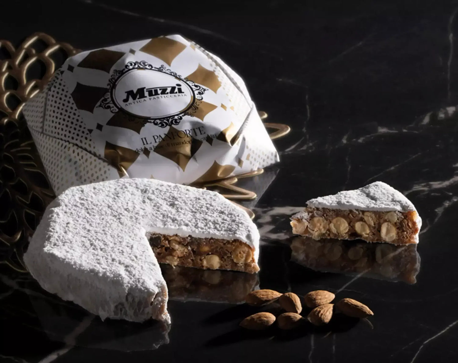 Tradizionale dolce toscano, il Panforte, incartato a mano, arricchito con mandorle e canditi, posa su uno sfondo elegante, evocando le festività.