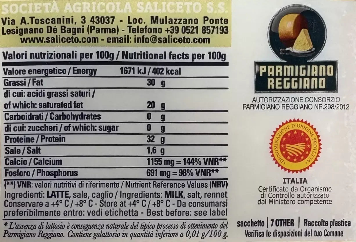 Autentica etichetta del Parmigiano Reggiano DOP di Montagna maturato 24 mesi, con dettagli nutritivi, espressione della tradizione gourmet italiana.