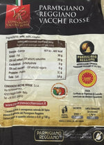 Una confezione di Parmigiano Reggiano DOP, prodotto dalle Vacche Rosse e stagionato per 40 mesi, mostra in primo piano dettagli nutrizionali e il marchio di qualità.