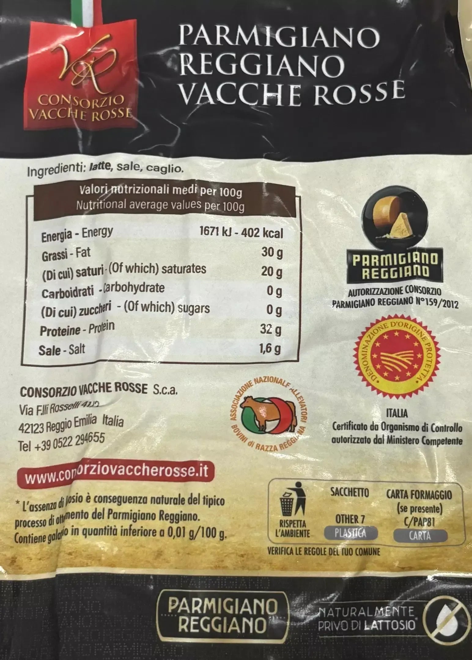 Una confezione di Parmigiano Reggiano DOP, prodotto dalle Vacche Rosse e stagionato per 40 mesi, mostra in primo piano dettagli nutrizionali e il marchio di qualità.