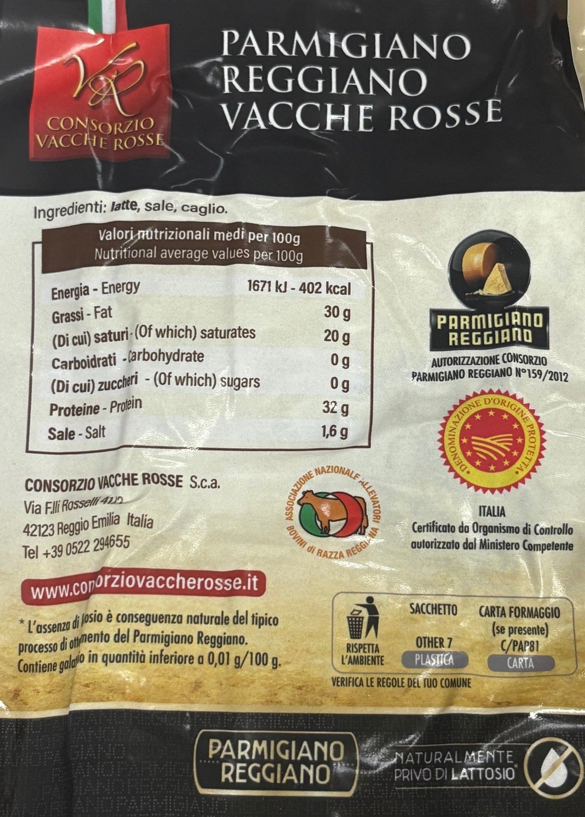Scatto di una confezione di Parmigiano Reggiano DOP Vacche Rosse stagionato 30 mesi, con etichetta rossa, logo e valori nutrizionali.