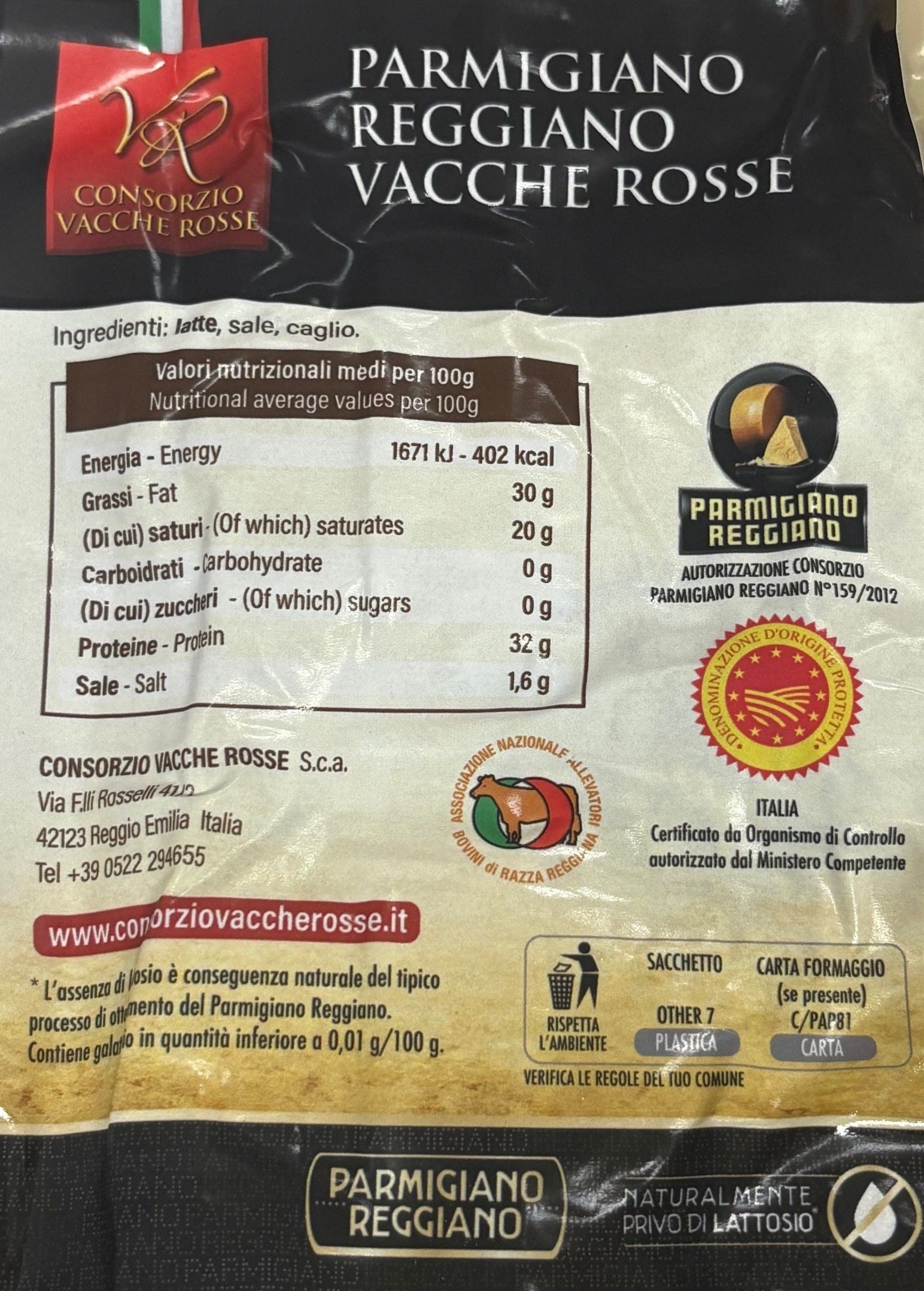 Scatto di una confezione di Parmigiano Reggiano DOP Vacche Rosse stagionato 30 mesi, con etichetta rossa, logo e valori nutrizionali.
