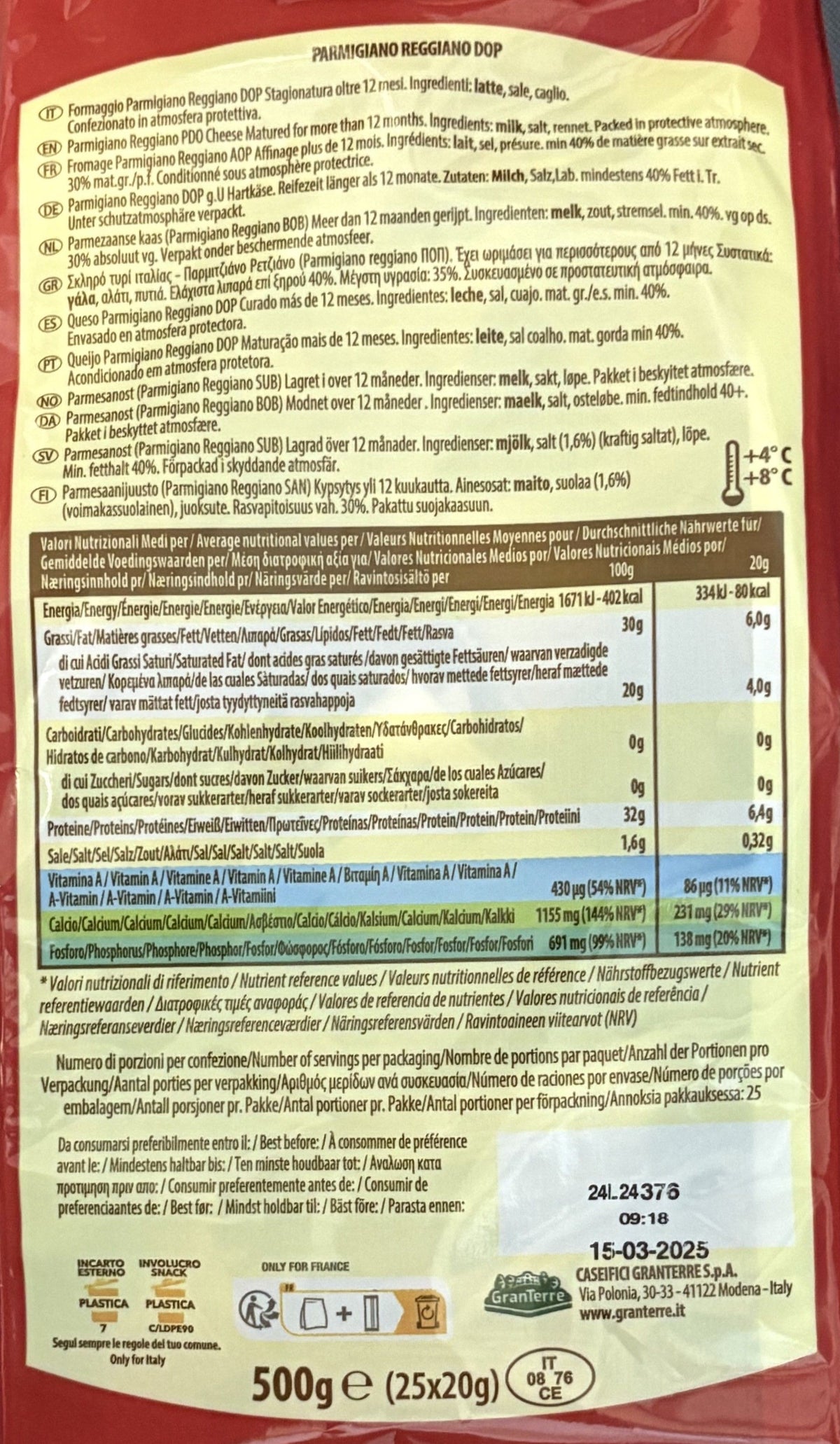 Scopri la confezione vintage di Parmigiano Reggiano DOP da 500g, con ingredienti e valori nutrizionali chiaramente illustrati per un snack genuino e saporito.