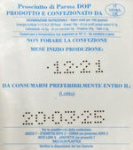 Una confezione autentica ed elegante racchiude un intero Prosciutto di Parma DOP, disossato e stagionato per 30 mesi, che esprime al meglio i gusti genuini dell'Emilia.