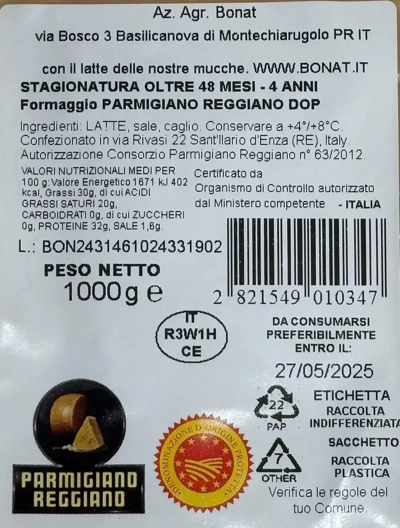 Una confezione da 1kg di Parmigiano Reggiano DOP, stagionato per 48 mesi, con etichette informative.