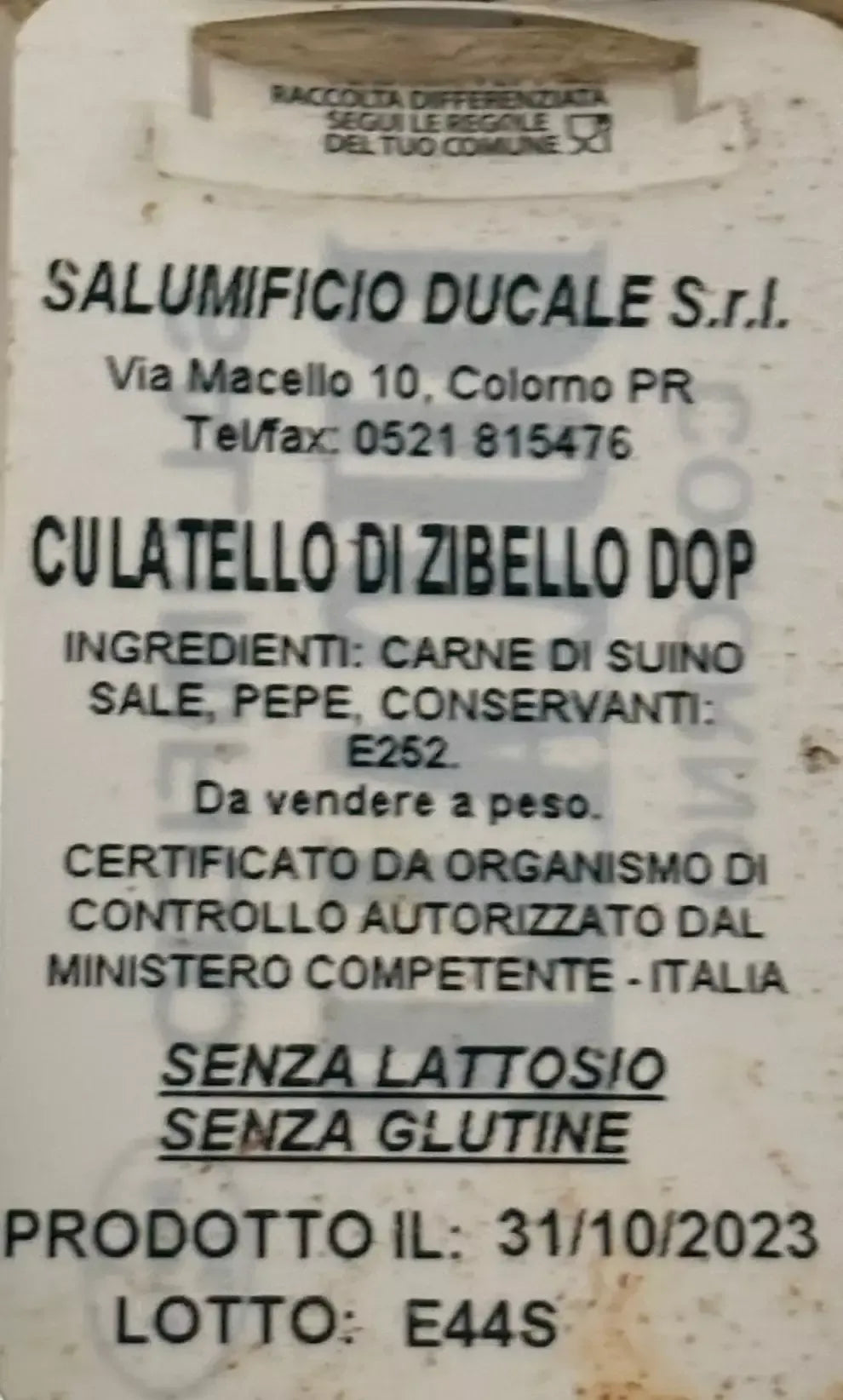 Scatola raffinata che custodisce un Culatello di Zibello DOP. Carne suina stagionata oltre un anno e senza glutine.
