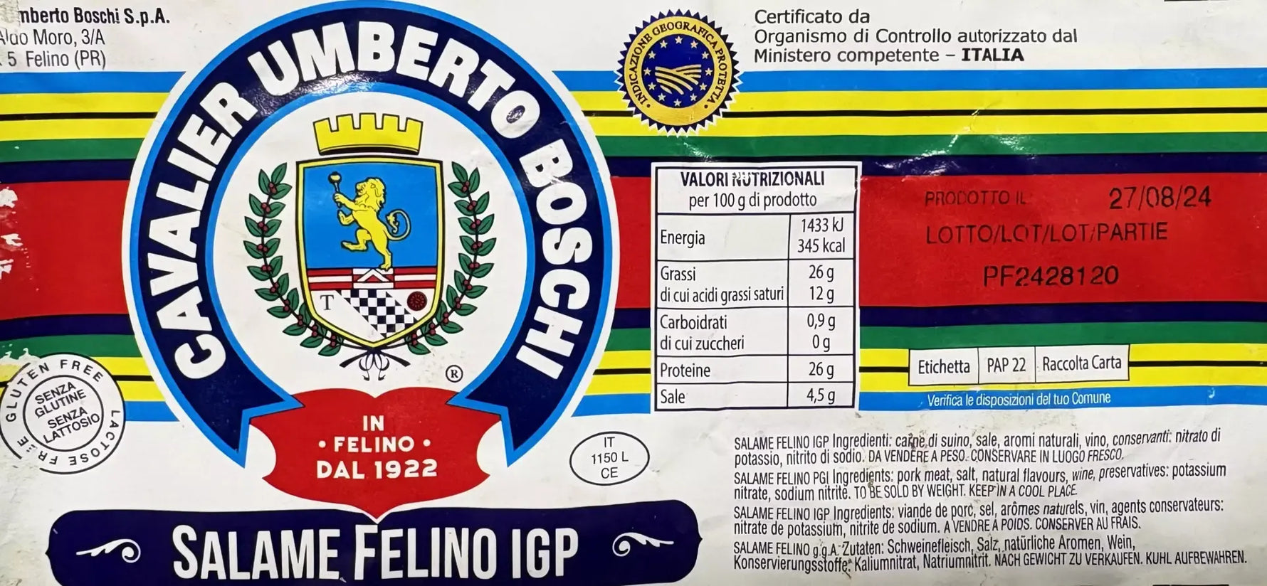Un'attraente confezione di Salame di Felino IGP, con stemma di prestigio e dettagli nutrizionali. Autentico tesoro artigianale italiano.
