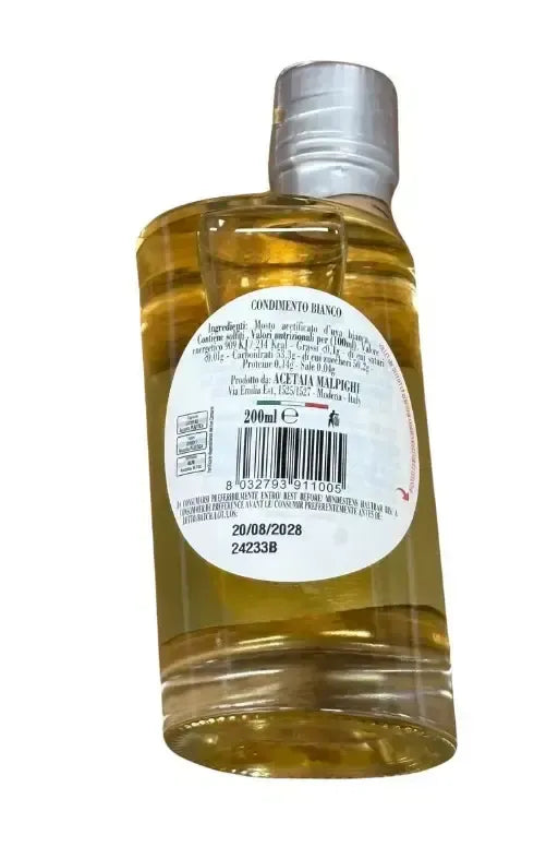 Een transparante glazen fles onthult de Prelibato Riserva 8 jaar, een elegante witte dressing met een opvallende zilveren dop.