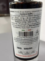 Flacone di noto marchio contenente condimento a base di dattero, con etichetta chiara che mostra dettagliati ingredienti. Scadenza: 02/02/2028.