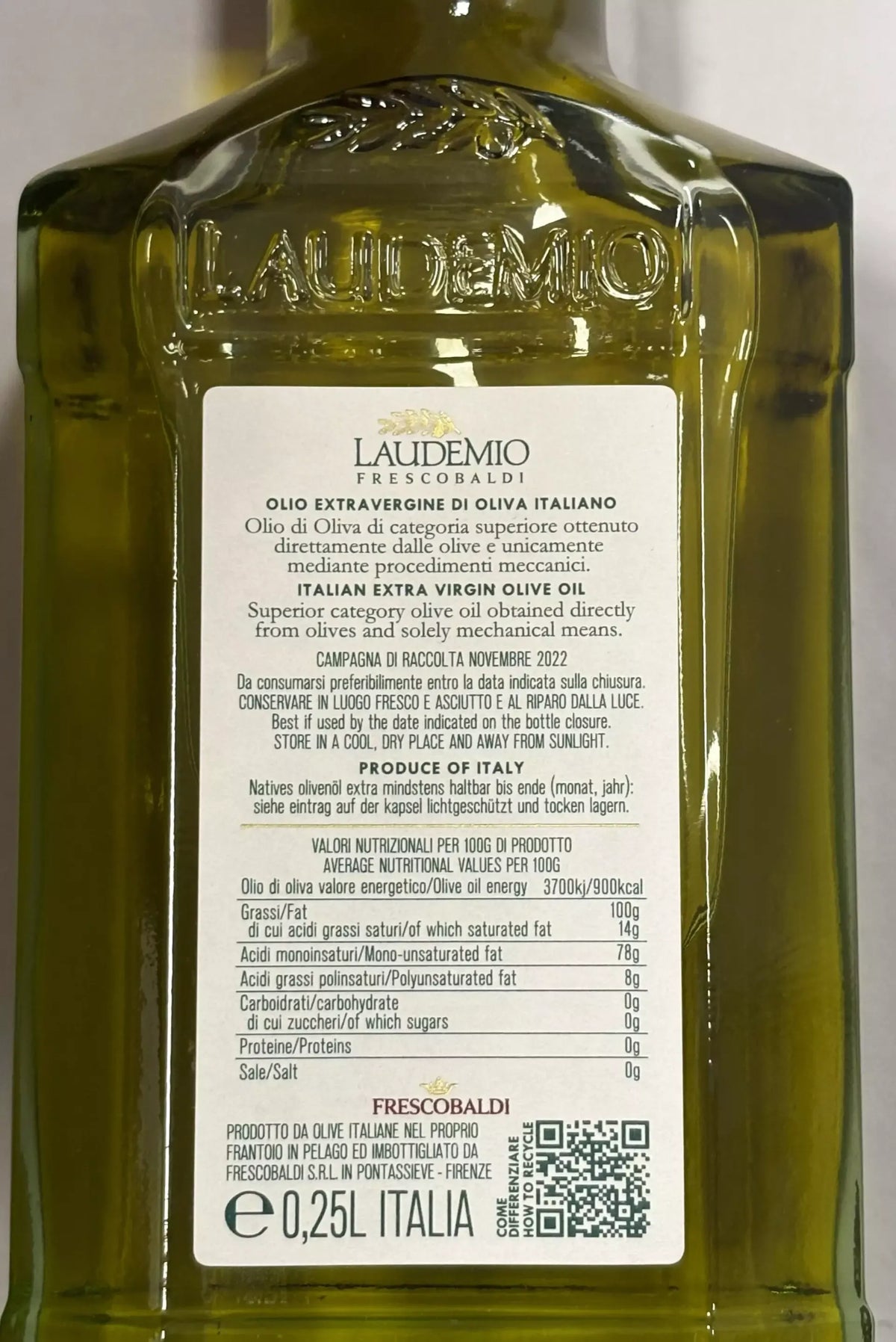 Elegant ask innehållande Il Pinzimonio, extra jungfruolja Laudemio, i en transparent flaska med informativ etikett.
