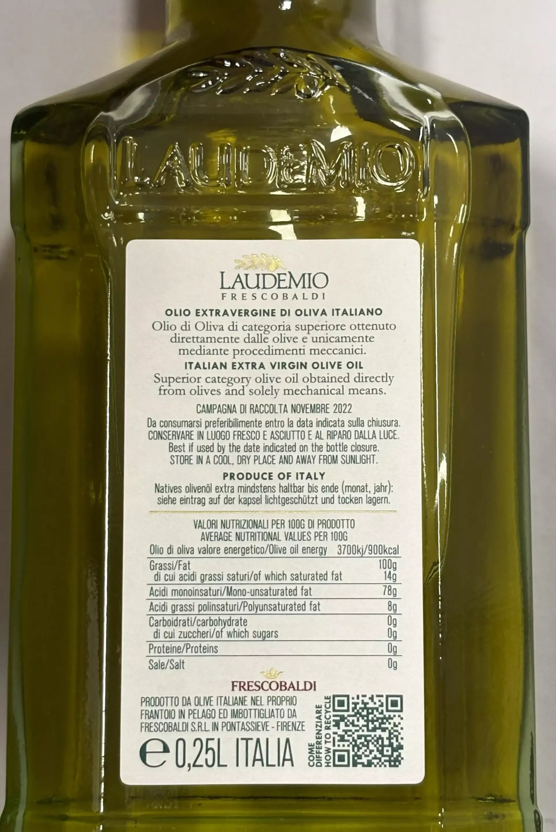 Elegante cofanetto contenente Il Pinzimonio, olio extra vergine d'oliva Laudemio, in una bottiglia trasparente con etichetta informativa.