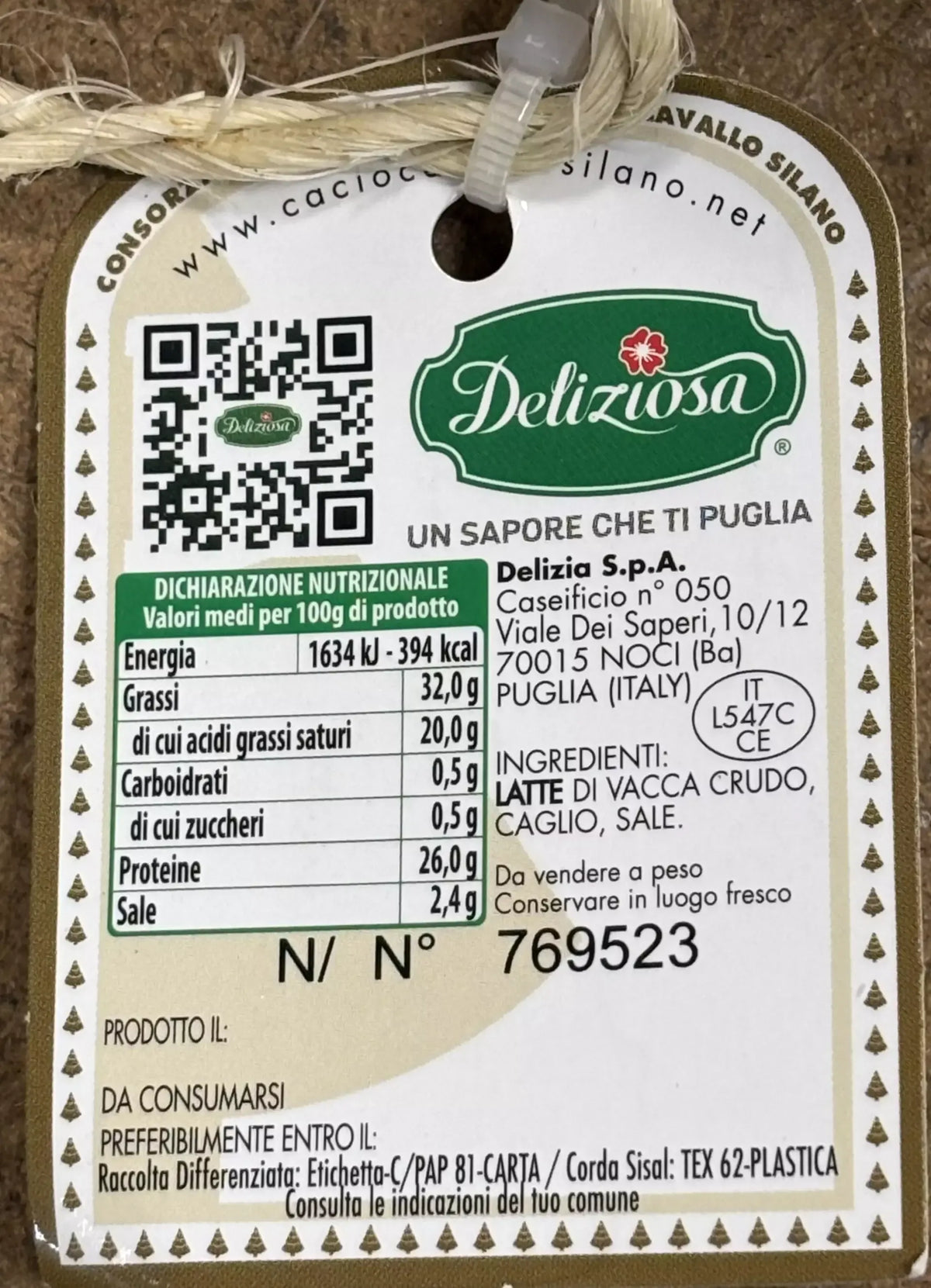 Delizioso Caciocavallo Silano DOP, un formaggio semi-stagionato autentico della Puglia, presentato in una confezione eco-friendly.