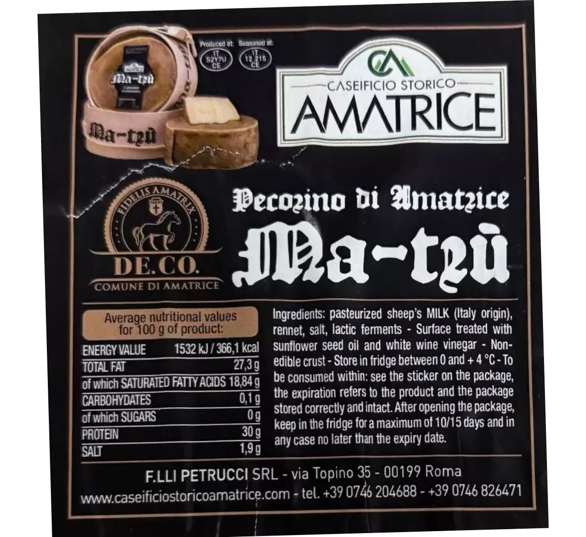 Un'etichetta di Pecorino MA-TRÙ, un formaggio stagionato di Amatrice, mostra l'immagine del prodotto e presenta dettagli storici e nutrizionali.