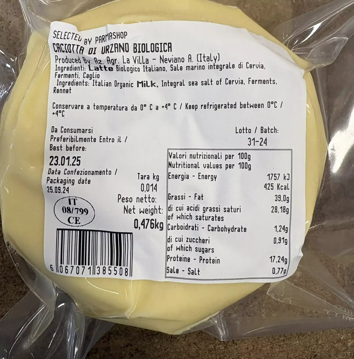 Heerlijke biologische Caciotta di Urzano, geproduceerd in de bergen met melk van rode en bruine koeien, vers en verpakt.