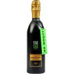 Un'elegante bottiglia di Lambrusco Otello Ceci Nero, adornata con un'etichetta dorata e una capsula artisticamente decorata, anticipa un sapore squisito.