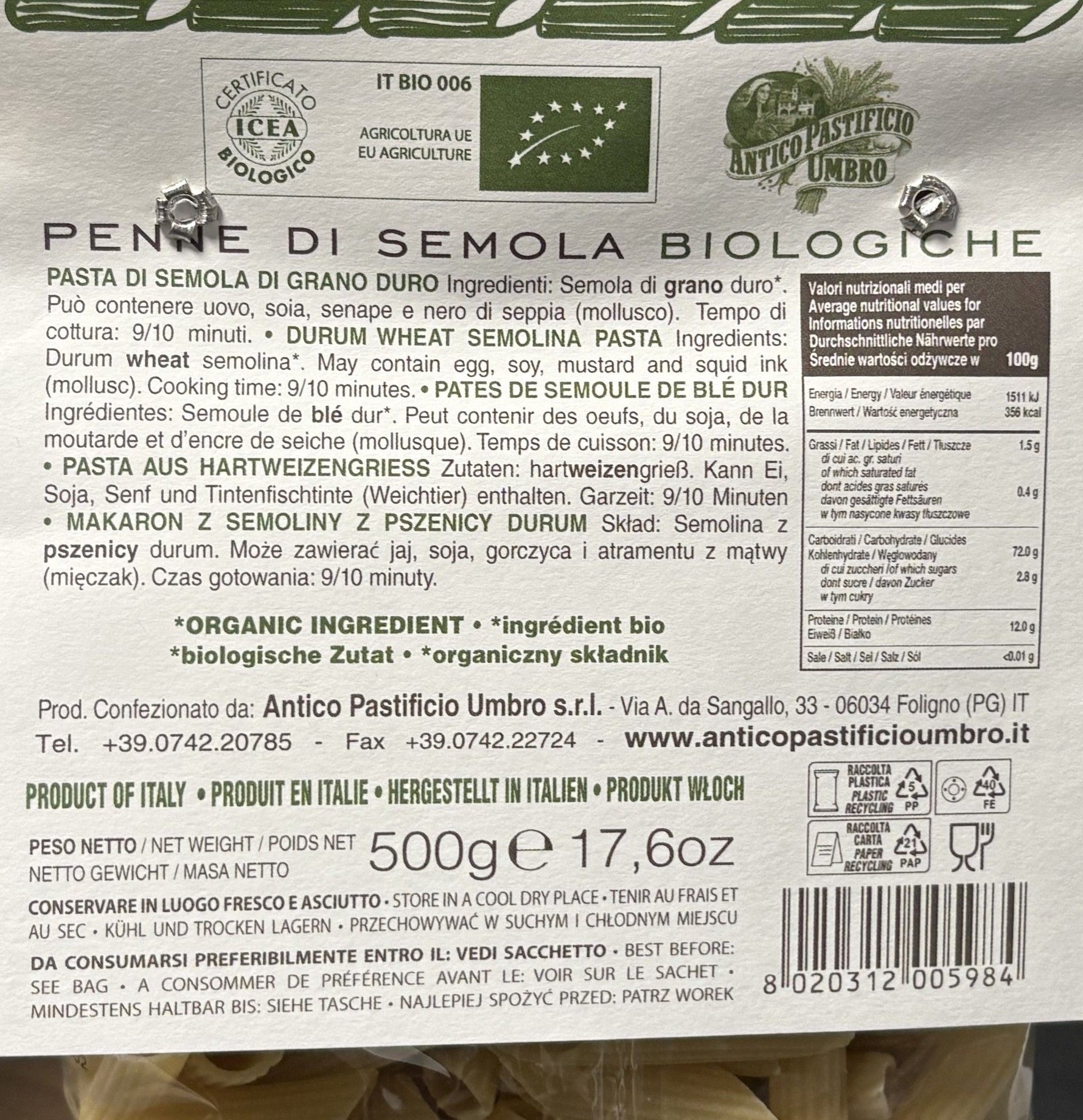 Un pacco trasparente da 500g di penne biologiche realizzate con semola di grano duro, con un'etichetta verde che fornisce dettagli sul prodotto.