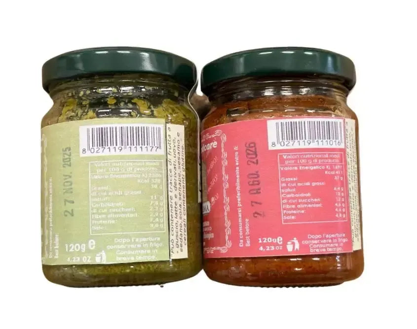 Vasetti contenenti pesto biologico, con il verde vivo del basilico e il rosso profondo del pomodoro secco, esprimono i gusti autentici dell'Italia.