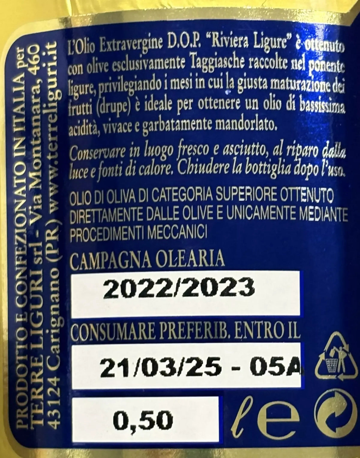 Bouteille de 0,5 l d'huile d'olive extra vierge AOP Riviera Ligure de grande qualité, récoltée pendant la période 2022/2023 et conditionnée en Italie.