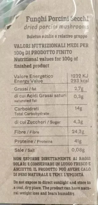 Una confezione trasparente mostra i funghi porcini secchi di qualità speciale, con la tabella nutrizionale dettagliatamente illustrata sul retro.