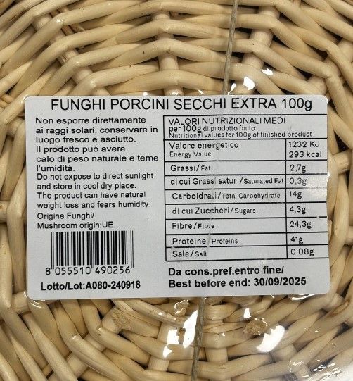 L'etichetta di una confezione da 100g di funghi porcini secchi, di qualità extra, mette in evidenza i valori nutrizionali, l'uso suggerito e la data di scadenza.