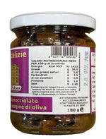Un barattolo di 180g di olivette denocciolate, immerso in olio extravergine, con un'etichetta dettagliata, pronte per essere gustate.