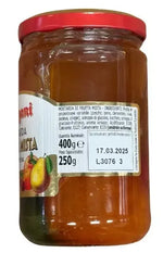 Un barattolo di Mostarda di Cremona da 400g, raffinato con frutta mista colorata, sigillato sotto vetro e impreziosito da un'etichetta rossa e trasparente.