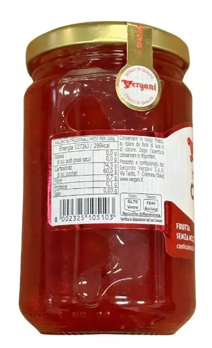 Un barattolo di Mostarda di Cremona Vergani, rivelando ciliegie rosse brillanti immerse in uno sciroppo luccicante.