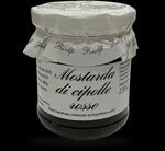 Un barattolo di mostarda di cipolle rosse con etichetta dall'aspetto rustico. Il suo sapore agrodolce è perfetto per abbinarsi a formaggi e carni.