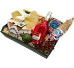 Un raffinato cesto natalizio, ricco di vino rosso, prelibati salumi, dolci deliziosi e dettagli decorativi, ideale per un'esperienza gourmet festiva.