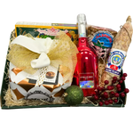 Il Cesto natalizio Giorgia, abbellito con decorazioni festive, include vino rosso, panettone, salame e biscotti - l'ideale per le feste.