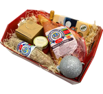 Elegante cesto Aida, adornato con paglia, che racchiude salumi di alta qualità, formaggi italiani raffinati e un addobbo natalizio.