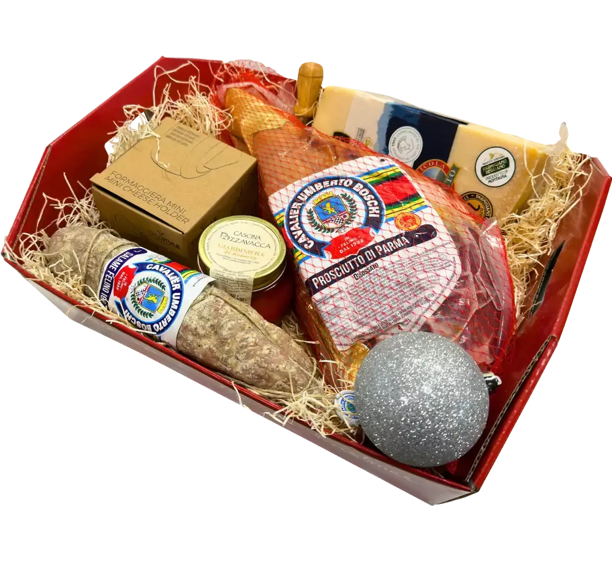 Elegante cesto Aida, adornato con paglia, che racchiude salumi di alta qualità, formaggi italiani raffinati e un addobbo natalizio.