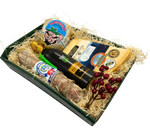 Un cesto Farnese raffinato, arricchito da vino, formaggi e salame su un letto di paglia, impreziosito da decorazioni di bacche rosse. Un tocco di autentica eleganza e gusto italiano.