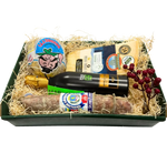 Un elegante Cesto Farnese ricolmo di sapori emiliani, tra cui Parmigiano Reggiano, un fiocco di prosciutto e Otello Nerodilambrusco.