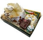 Un elegante e dorato cesto Roberta Speciale Natale, ricco di cioccolatini, dolci artigianali e decorazioni natalizie.