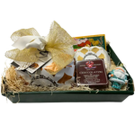 Cesto Natalizio Roberta, un regalo festivo ricco di eccellenze italiane: Panettone, Amaretti, Cioccolatini Balsamico e Panforte.