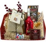 Un cesto natalizio ricco di delizie: salumi, cioccolatini, pandoro e vino rosso, l'ideale per celebrare le feste in compagnia.
