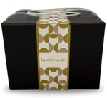 Una confezione di panettone tradizionale, vestita di eleganza con carta decorata, attende di essere il tuo regalo natalizio perfetto.