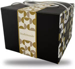 Un pacchetto regalo sofisticato del Panettone Artigianale Battistini, emblema della tradizione e dell'eccellenza della pasticceria italiana.
