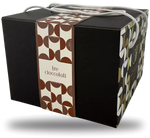 Un'opulenta scatola regalo natalizia dal design sofisticato, con manici bianchi e un affascinante motivo oro e marrone che evoca il tema del cioccolato.