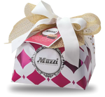 Una scatola speciale Giulia per Natale, avvolta in un'elegante confezione bianca e fucsia, arricchita da un luminoso fiocco dorato.