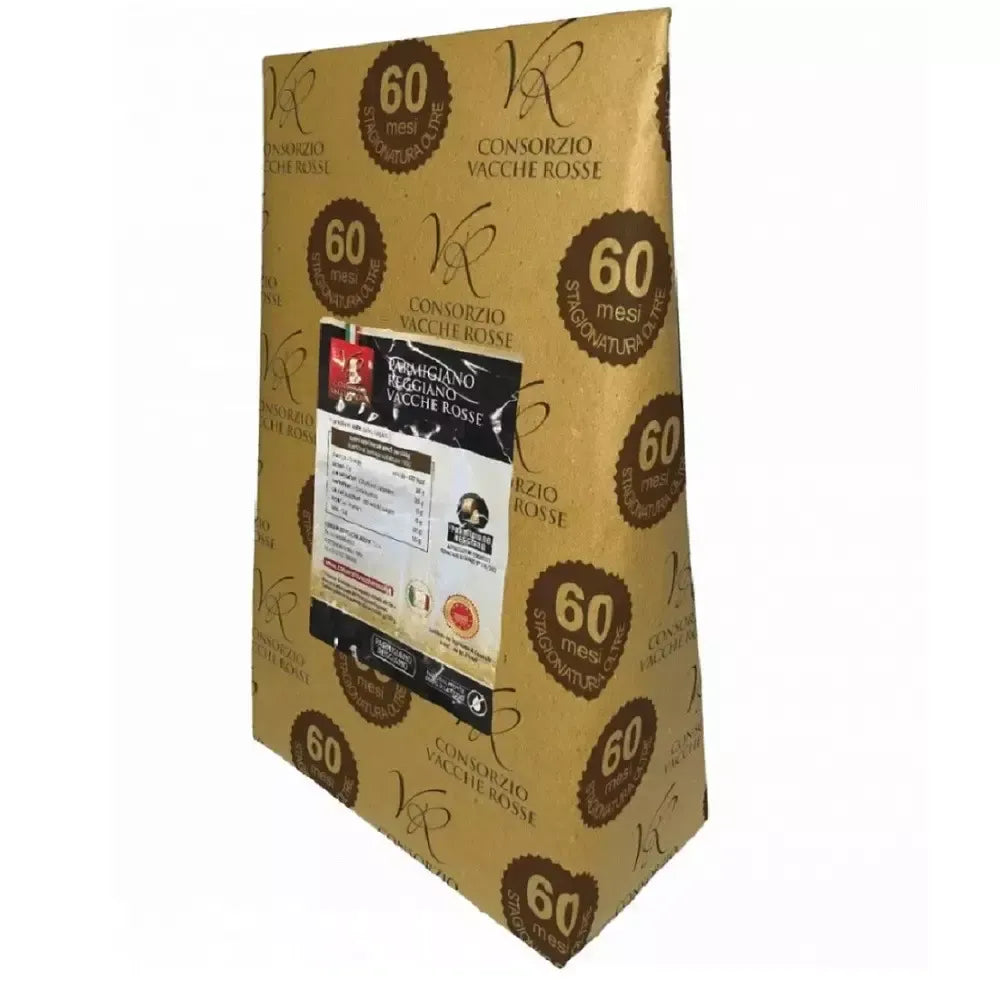 Pacchetto elegante di Parmigiano Reggiano Vacche Rosse, 60 mesi, incartato in carta decorata con emblemi.
