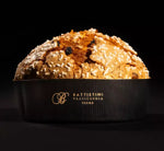 Scatola regalo contenente un panettone artigianale tradizionale, riccamente farcito di uvetta e canditi, perfetto per festeggiare Natale e occasioni speciali.